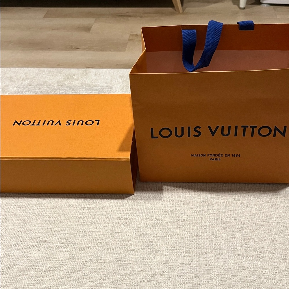 Authentic Louis Vuitton Pochette Accessories NM in the Monogram - Picture 16 of 16
